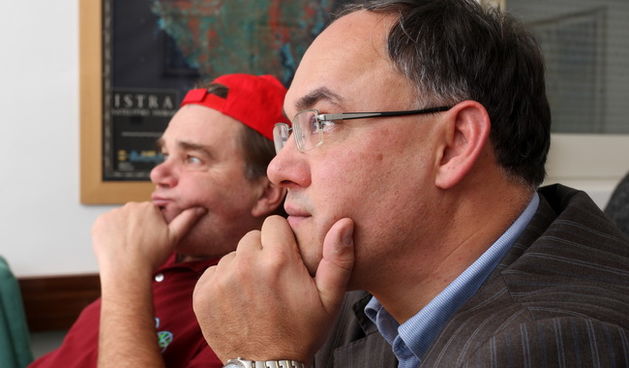 Pula, 271209.
Prvi krug petih predsjednickih izbora Republike Hrvatske.
Stozer IDS – a. 
Na fotografiji: Damir Kajin i Ivan Jakovcic pazljivo prate vijesti na Tv-u.
Foto: Goran Sebelic / CROPIX