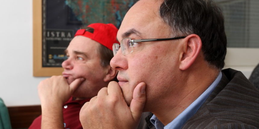 Pula, 271209.
Prvi krug petih predsjednickih izbora Republike Hrvatske.
Stozer IDS – a. 
Na fotografiji: Damir Kajin i Ivan Jakovcic pazljivo prate vijesti na Tv-u.
Foto: Goran Sebelic / CROPIX