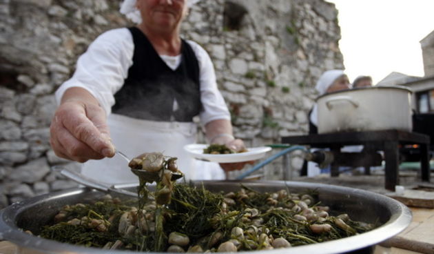 Pakostane, 050709
Etno udruga ”DAN”, TZO Pakostane i Opcina Pakostane organizirali su etno manifestaciju ”Materine uzance”. Na manifestaciji je prikazano kako su zivjele pakoske majke u proslosti. Obnovila su se sjecanja na frizure koje su krasile pak