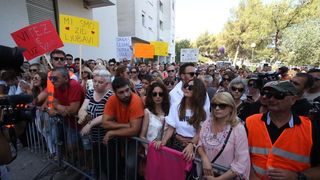 Građani prosvjedom pokušavaju spriječiti ovrhu nad sedmogodišnjim Cesareom Građani prosvjedom pokušavaju spriječiti ovrhu nad sedmogodišnjim Cesareom