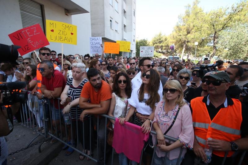 Građani prosvjedom pokušavaju spriječiti ovrhu nad sedmogodišnjim Cesareom Građani prosvjedom pokušavaju spriječiti ovrhu nad sedmogodišnjim Cesareom
