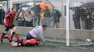 Zadar, 281110.
Povodom proslave 100 godina NK. Arbanasi, odigrana je nogometna utakmica izmedju veterana Nk. Arbanasi i veterana NK. Hajduk.
Na fotografiji: ministar Bozidar Kalmeta postigao je gol a bivsi drzavni tajnik Zdravko Livakovic slavi.
Foto: And Zadar, 281110.
Povodom proslave 100 godina NK. Arbanasi, odigrana je nogometna utakmica izmedju veterana Nk. Arbanasi i veterana NK. Hajduk.
Na fotografiji: ministar Bozidar Kalmeta postigao je gol a bivsi drzavni tajnik Zdravko Livakovic slavi.
Foto: And