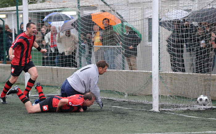 Zadar, 281110.
Povodom proslave 100 godina NK. Arbanasi, odigrana je nogometna utakmica izmedju veterana Nk. Arbanasi i veterana NK. Hajduk.
Na fotografiji: ministar Bozidar Kalmeta postigao je gol a bivsi drzavni tajnik Zdravko Livakovic slavi.
Foto: And Zadar, 281110.
Povodom proslave 100 godina NK. Arbanasi, odigrana je nogometna utakmica izmedju veterana Nk. Arbanasi i veterana NK. Hajduk.
Na fotografiji: ministar Bozidar Kalmeta postigao je gol a bivsi drzavni tajnik Zdravko Livakovic slavi.
Foto: And