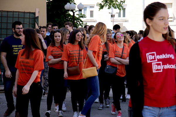 Zadarski maturanti donirali brašno Socijalnoj samoposluzi Zadarski maturanti donirali brašno Socijalnoj samoposluzi