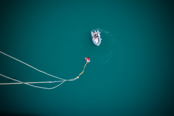 Mario Možnik i njegovi kolege sportaši otvorili su sezonu Bungee Jumpinga sa starog Masleničkom mosta