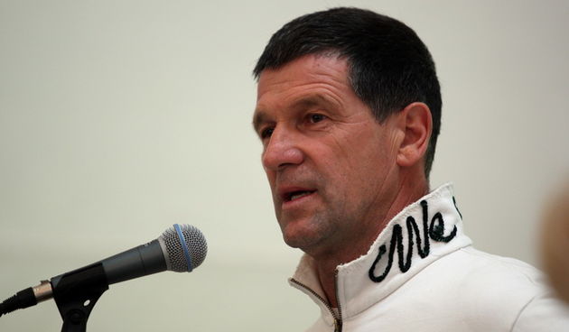 Zadar, 230412.
Jutros je u gradskoj lozi predstavljena nova knjiga novinara Drage Marica pod nazivom Rukomet u Zadru i okruzju. Knjiga je tiskana na 230 stranica s preko 400 crno-bijelih i kolor fotografija u tvrdom plavom uvezu. 
Na slici Reno Sinovcic.