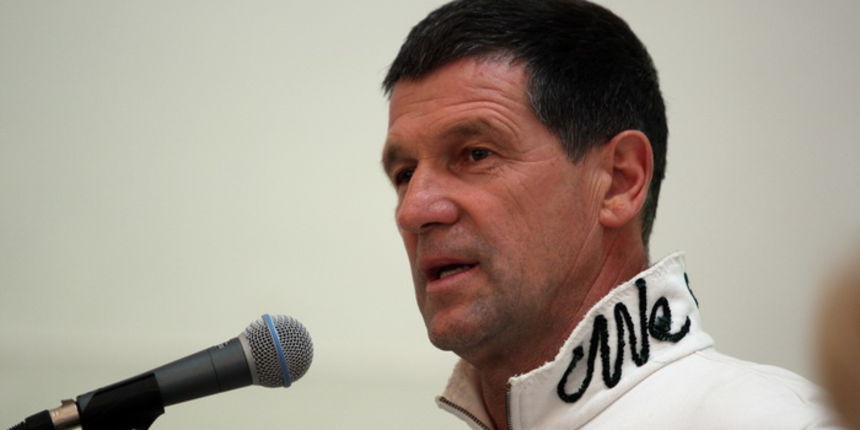 Zadar, 230412.
Jutros je u gradskoj lozi predstavljena nova knjiga novinara Drage Marica pod nazivom Rukomet u Zadru i okruzju. Knjiga je tiskana na 230 stranica s preko 400 crno-bijelih i kolor fotografija u tvrdom plavom uvezu. 
Na slici Reno Sinovcic.