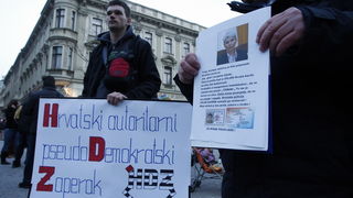 Zagreb, 040311.
Peti po redu, protuvladin prosvjed tzv. facebook grupe zapocinje veceras na Cvjetnom trgu.
Na fotografiji: prosvjednici.
Foto: Davor Pongracic / CROPIX Zagreb, 040311.
Peti po redu, protuvladin prosvjed tzv. facebook grupe zapocinje veceras na Cvjetnom trgu.
Na fotografiji: prosvjednici.
Foto: Davor Pongracic / CROPIX