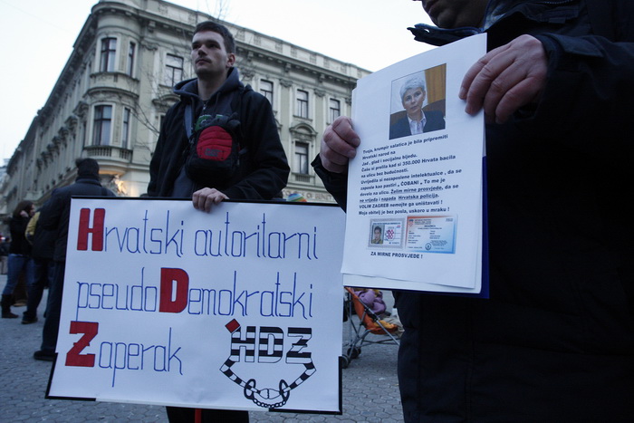 Zagreb, 040311.
Peti po redu, protuvladin prosvjed tzv. facebook grupe zapocinje veceras na Cvjetnom trgu.
Na fotografiji: prosvjednici.
Foto: Davor Pongracic / CROPIX Zagreb, 040311.
Peti po redu, protuvladin prosvjed tzv. facebook grupe zapocinje veceras na Cvjetnom trgu.
Na fotografiji: prosvjednici.
Foto: Davor Pongracic / CROPIX
