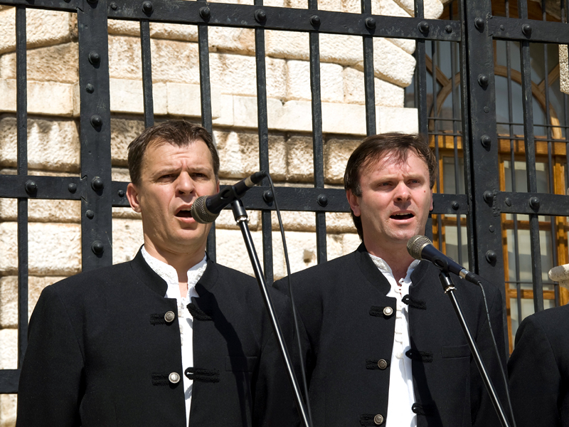 Klapa Kadena na Narodnom trgu, 12. travnja 2009.