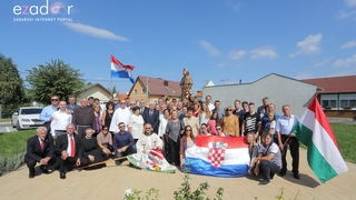 Bibinjci gradišćanskim Hrvatima darovali 1.82 metara visok kip sv. Roka Bibinjci gradišćanskim Hrvatima darovali 1.82 metara visok kip sv. Roka