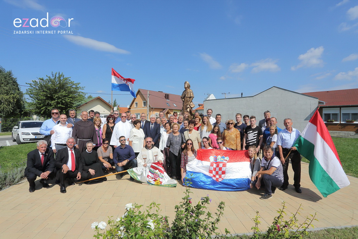 Bibinjci gradišćanskim Hrvatima darovali 1.82 metara visok kip sv. Roka Bibinjci gradišćanskim Hrvatima darovali 1.82 metara visok kip sv. Roka