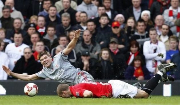 Gerrard, Vidic (AP Photo)