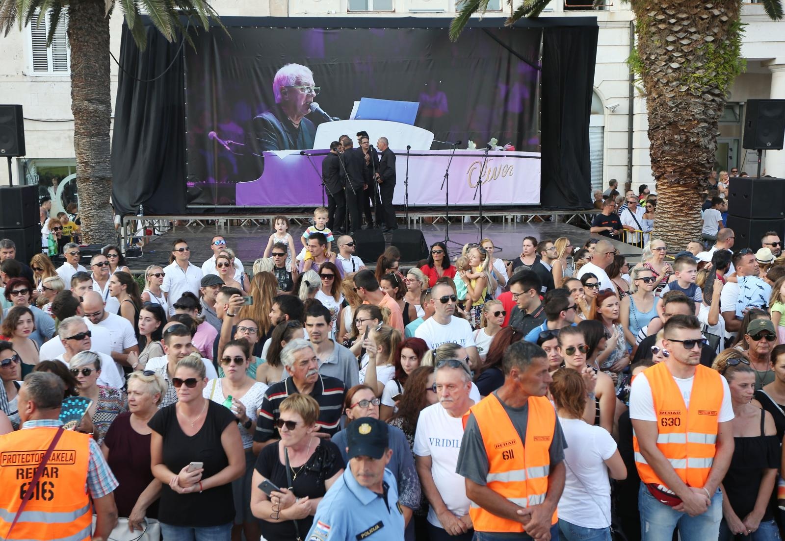 Split dostojanstveno na posljednju plovidbu ispratio legendu Olivera Dragojevića