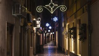 Građani na ulicama Zadra poštujući mjere dočekali 2021. godinu