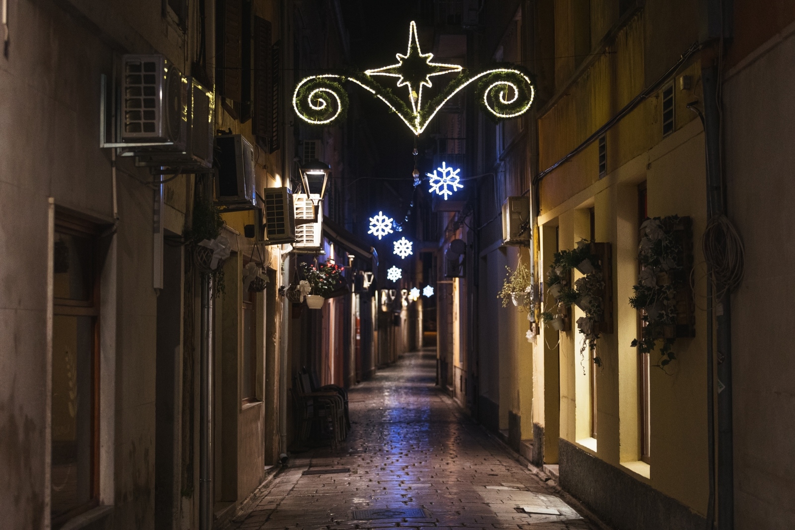 Građani na ulicama Zadra poštujući mjere dočekali 2021. godinu