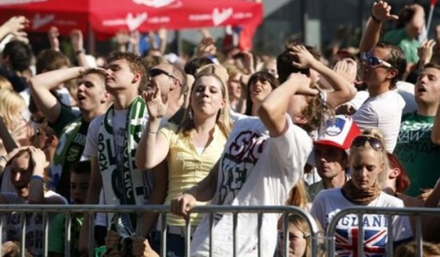 Tužni slovenski navijači u Ljubljani, Foto: AP Photo
