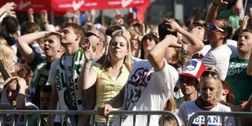 Tužni slovenski navijači u Ljubljani, Foto: AP Photo Tužni slovenski navijači u Ljubljani, Foto: AP Photo