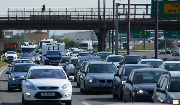 Naplatna postaja Lucko, u jutarnjim satima povecan broj vozila u smjeru mora. Zastoja nema a kolona vozila dugacka je nekoliko kilometara. Photo: Robert Anic/PIXSELL