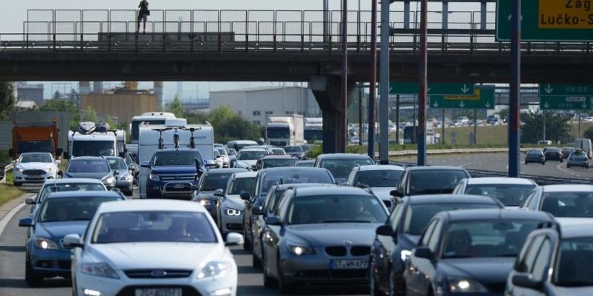 Naplatna postaja Lucko, u jutarnjim satima povecan broj vozila u smjeru mora. Zastoja nema a kolona vozila dugacka je nekoliko kilometara. Photo: Robert Anic/PIXSELL Naplatna postaja Lucko, u jutarnjim satima povecan broj vozila u smjeru mora. Zastoja nema a kolona vozila dugacka je nekoliko kilometara. Photo: Robert Anic/PIXSELL