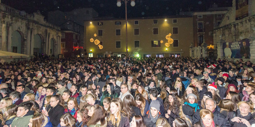 Doček 2017: Najluđa noć na zadarskom Poluotoku privukla više tisuća Zadrana i gostiju Doček 2017: Najluđa noć na zadarskom Poluotoku privukla više tisuća Zadrana i gostiju