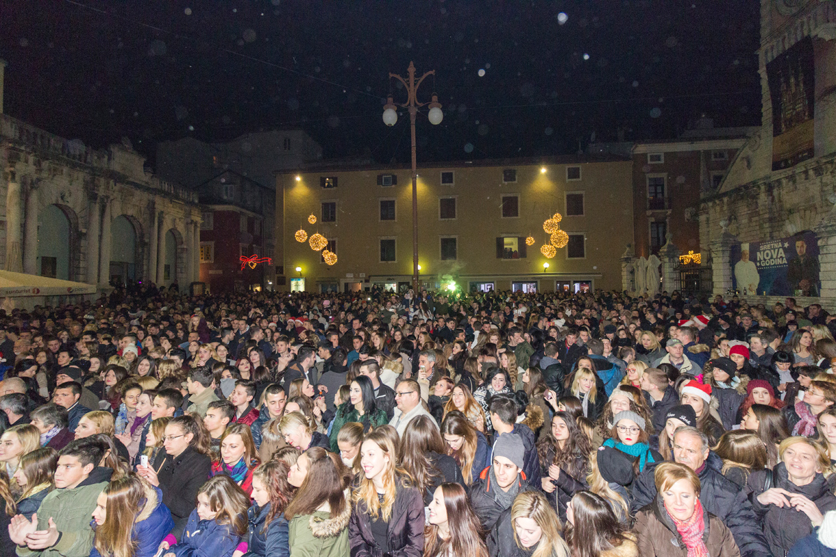 Doček 2017: Najluđa noć na zadarskom Poluotoku privukla više tisuća Zadrana i gostiju Doček 2017: Najluđa noć na zadarskom Poluotoku privukla više tisuća Zadrana i gostiju