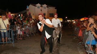 U Tribunju su održane 49. po redu magareće trke na kojima je sudjelovalo 12 jahača, a pobjedu je odnio Roko Popov na magarcu Renault 4. Photo: Duško Jaramaz/PIXSELL U Tribunju su održane 49. po redu magareće trke na kojima je sudjelovalo 12 jahača, a pobjedu je odnio Roko Popov na magarcu Renault 4. Photo: Duško Jaramaz/PIXSELL