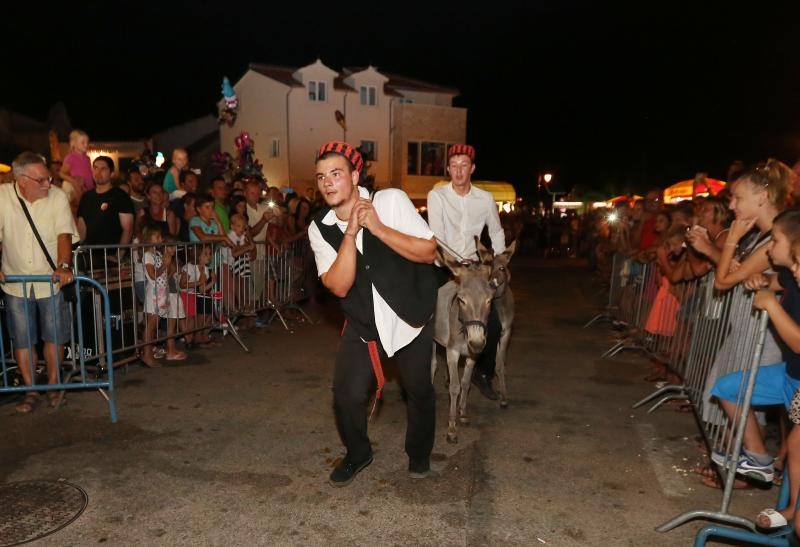 U Tribunju su održane 49. po redu magareće trke na kojima je sudjelovalo 12 jahača, a pobjedu je odnio Roko Popov na magarcu Renault 4. Photo: Duško Jaramaz/PIXSELL U Tribunju su održane 49. po redu magareće trke na kojima je sudjelovalo 12 jahača, a pobjedu je odnio Roko Popov na magarcu Renault 4. Photo: Duško Jaramaz/PIXSELL