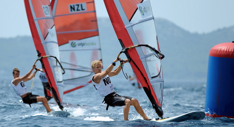 Zadar, 140711.
ISAF svjetsko juniorsko prvenstvo
Zadar 2011, 07.-15. srpanj 2011.
Osmi je dan svjetskog prvenstva u jedrenju koje se odrzava u organizaciji jedrlicarskog kluba Uskok. Danasnji dan obiljezio je jak vjetar s juga sto je napokon omogucilo j Zadar, 140711.
ISAF svjetsko juniorsko prvenstvo
Zadar 2011, 07.-15. srpanj 2011.
Osmi je dan svjetskog prvenstva u jedrenju koje se odrzava u organizaciji jedrlicarskog kluba Uskok. Danasnji dan obiljezio je jak vjetar s juga sto je napokon omogucilo j