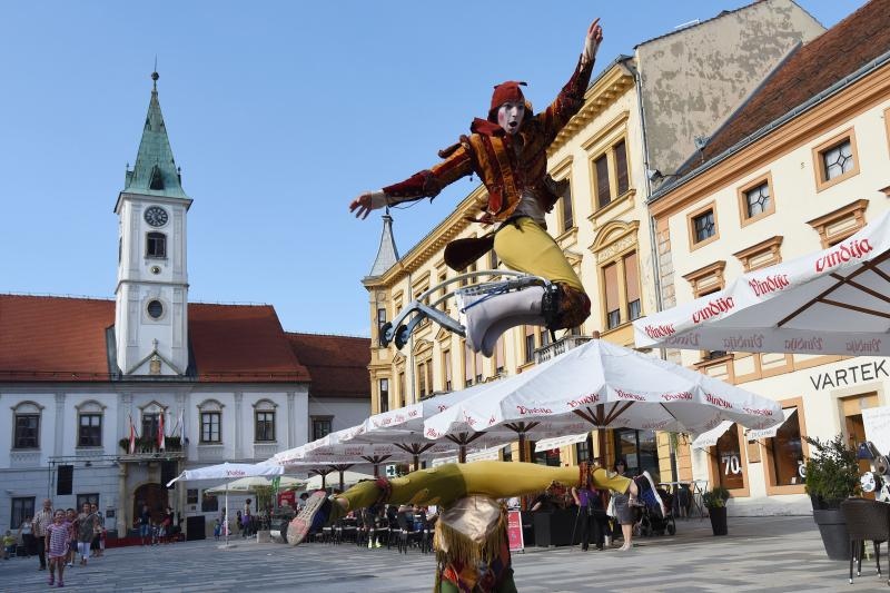 Šesti dan Špancirfesta, nastup uličnih performera Jesters Šesti dan Špancirfesta, nastup uličnih performera Jesters