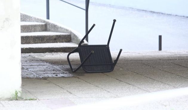 Ispred zgrade Mamutica doslo je do fizickog sukoba dvojice muskaraca. Nakon fizickog sukoba jedan od njih je poceo bjezati no srusio se i preminuo. Policijski ocevid je u tijeku.Photo: Zeljko Lukunic/PIXSELL