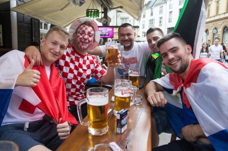 Hrvatski navijači okupirali Lens uoči utakmice s Portugalom, Photo: PIXSELL Hrvatski navijači okupirali Lens uoči utakmice s Portugalom, Photo: PIXSELL