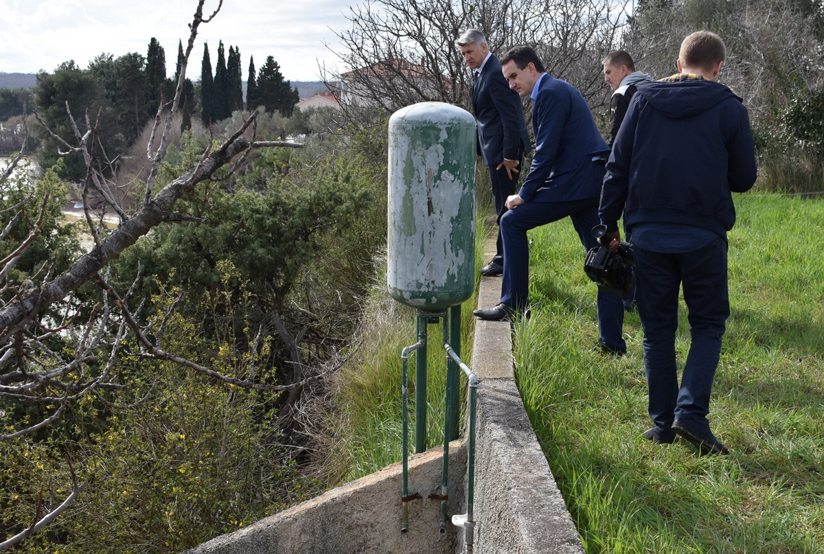Župan Longin obišao klizišta u Posedarju Župan Longin obišao klizišta u Posedarju
