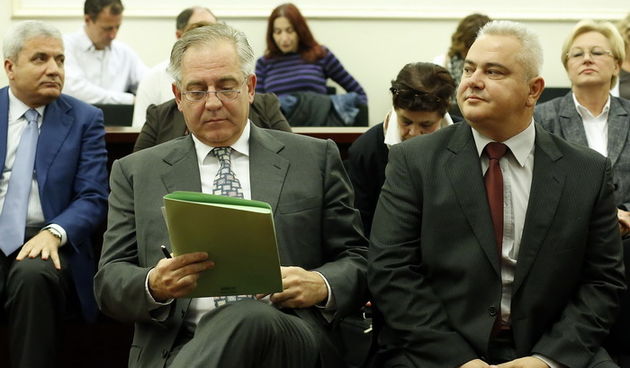 Zagreb, 151012.
Zupanijski sud na Zrinjevcu.
Nastavak sudjenja bivsem premijeru Ivi Sanaderu i drugima u slucaju Fimi Media.
Na slici: bivsi glasnogovornik Vlade Ratko Macek i Ivo Sanader.
Foto: Damjan Tadic / CROPIX