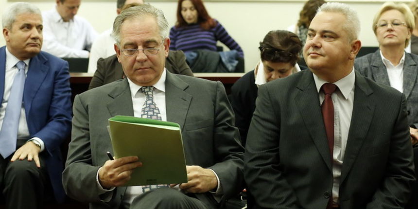 Zagreb, 151012.
Zupanijski sud na Zrinjevcu.
Nastavak sudjenja bivsem premijeru Ivi Sanaderu i drugima u slucaju Fimi Media.
Na slici: bivsi glasnogovornik Vlade Ratko Macek i Ivo Sanader.
Foto: Damjan Tadic / CROPIX Zagreb, 151012.
Zupanijski sud na Zrinjevcu.
Nastavak sudjenja bivsem premijeru Ivi Sanaderu i drugima u slucaju Fimi Media.
Na slici: bivsi glasnogovornik Vlade Ratko Macek i Ivo Sanader.
Foto: Damjan Tadic / CROPIX