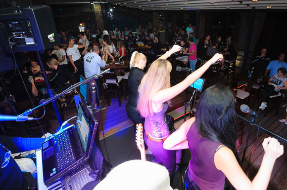 Toto i kraljice u Posh Pubu – foto Ivan Toman Toto i kraljice u Posh Pubu – foto Ivan Toman