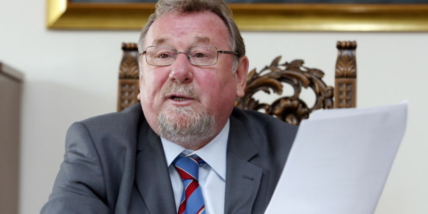 Zagreb, 210911.
Potpredsjednik Sabora Vladimir Seks dao je danas izjavu o srbijanskim optuznicama za ratne zlocine iz 1991.
Foto: Davor Pongracic / CROPIX