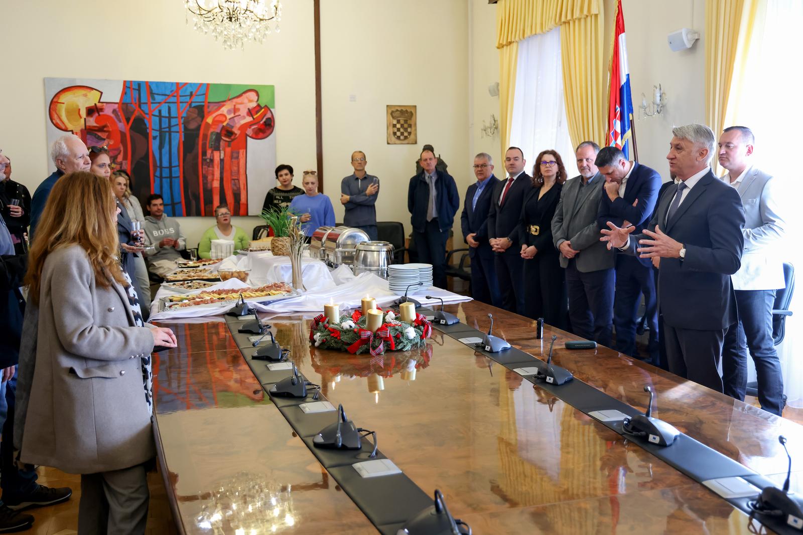 Župan Longin primio predstavnike medija koji prate rad Zadarske županije Župan Longin primio predstavnike medija koji prate rad Zadarske županije