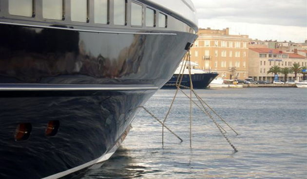 Zadar, 100910.Prilikom izlaska iz marine Zadar oko 16.40 sati megajahta