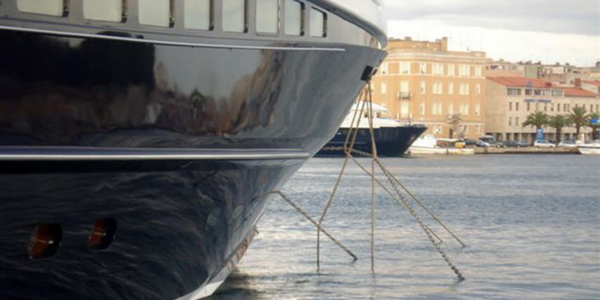 Zadar, 100910.Prilikom izlaska iz marine Zadar oko 16.40 sati megajahta