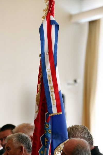 Zagreb, 290811.
Ured Predsjednika.
Predsjednik Republike Ivo Josipovic primio je i urucio odlikovanja “Red Kneza Domagoja s ogrlicom” Samostalnom bataljunu Skabrnja.
Foto: Davor Pongracic / CROPIX Zagreb, 290811.
Ured Predsjednika.
Predsjednik Republike Ivo Josipovic primio je i urucio odlikovanja “Red Kneza Domagoja s ogrlicom” Samostalnom bataljunu Skabrnja.
Foto: Davor Pongracic / CROPIX