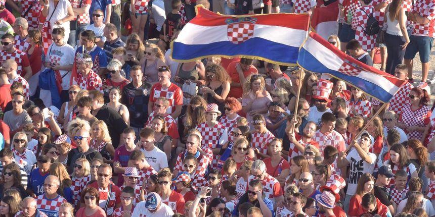 Zadar dočekao svoje Vatrene: Sve generacije okupile se na Forumu Zadar dočekao svoje Vatrene: Sve generacije okupile se na Forumu