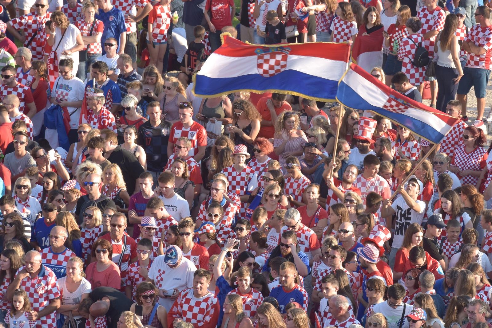 Zadar dočekao svoje Vatrene: Sve generacije okupile se na Forumu