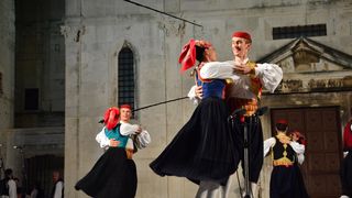 Nastup ansambla Lado ispred crkve sv. Marije ; foto Iva Perinčić Nastup ansambla Lado ispred crkve sv. Marije ; foto Iva Perinčić