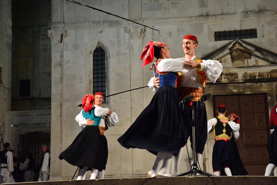 Nastup ansambla Lado ispred crkve sv. Marije ; foto Iva Perinčić Nastup ansambla Lado ispred crkve sv. Marije ; foto Iva Perinčić