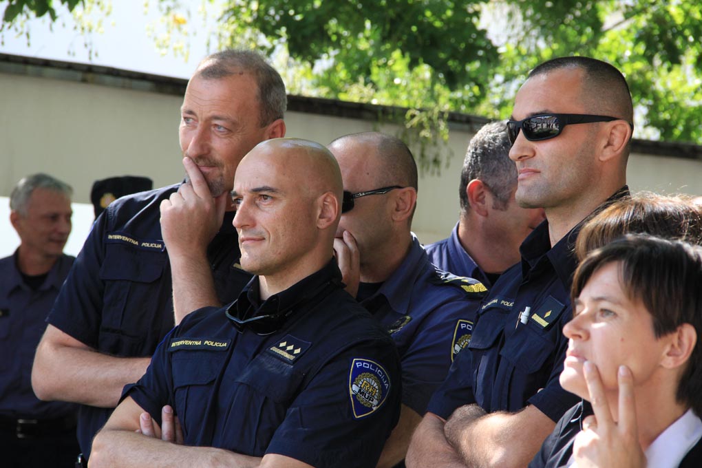 U prigodi Dana hrvatske policije i njihovog zaštitnika Sv.Mihovila danas je u PU Zadarskoj održana prigodna svečanost.U nastavku svečanosti, pokaznu vježbu samoobrane izveli su pripadnici interventne jedinice PU Zadarske te su podijeljena priznanja nagrađ U prigodi Dana hrvatske policije i njihovog zaštitnika Sv.Mihovila danas je u PU Zadarskoj održana prigodna svečanost.U nastavku svečanosti, pokaznu vježbu samoobrane izveli su pripadnici interventne jedinice PU Zadarske te su podijeljena priznanja nagrađ