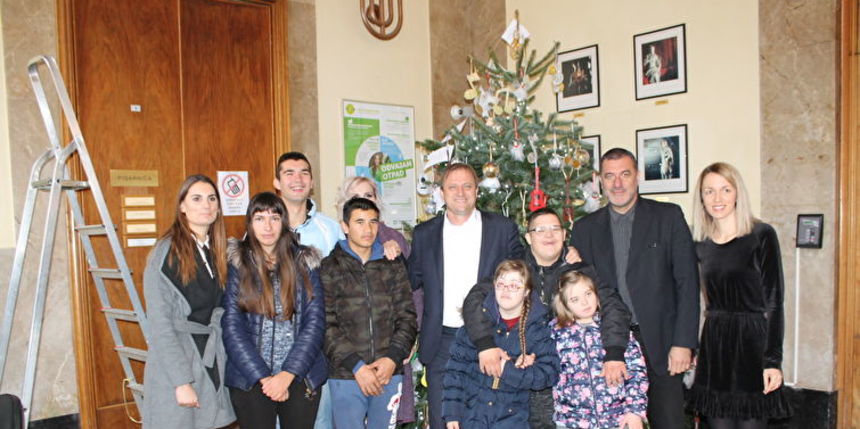 Polaznici OŠ Voštarnica i gradonačelnik Dukić okitili jelku Polaznici OŠ Voštarnica i gradonačelnik Dukić okitili jelku