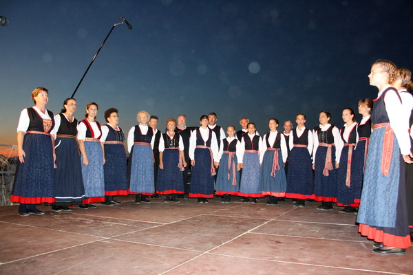 Vecer folklora: KUD Nevijana i ansambl Horenak u Nevidjenima Vecer folklora: KUD Nevijana i ansambl Horenak u Nevidjenima