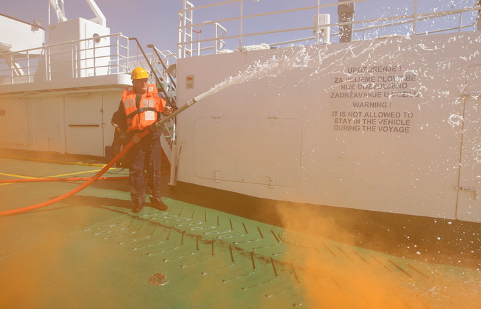 Zadar, 190413.
Pokazno-edukacijska vjezba spasavanja na moru “More i sigurnost” na moru ispred Morskih orgulja; sudjelovalo je 14 institucija (policija, vatrogasci, Crveni kriz, hitna pomoc, ronilacki klubovi…). Simuliran je pozar na Jadrolinijinom traj