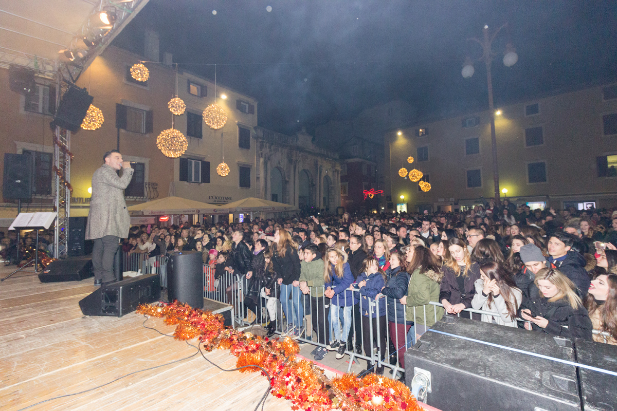 Doček 2017: Najluđa noć na zadarskom Poluotoku privukla više tisuća Zadrana i gostiju Doček 2017: Najluđa noć na zadarskom Poluotoku privukla više tisuća Zadrana i gostiju